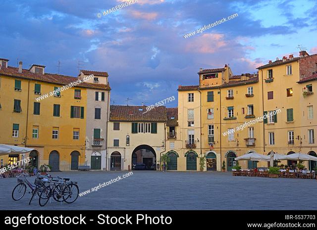 Lucca, Anfiteatro Square at dusk, Piazza Dell'anfiteatro, Tuscany, Italy, Europe