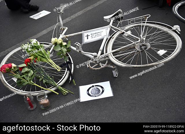 19 May 2020, Berlin: A so-called ghost wheel lies on Landsberger Allee in Berlin during a vigil. There, a cyclist was run over by a truck on Monday and killed