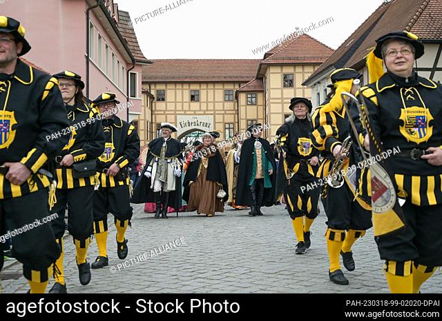 18 March 2023, Saxony-Anhalt, Wörlitz: A parade with performers in historical costumes starts at the beginning of the spring awakening at the Wörlitz inn ""Zum...