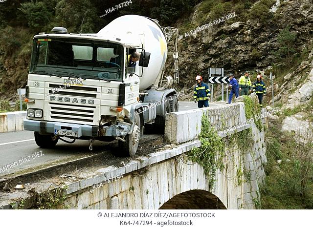 Concrete mixing transport truck accident, Desfiladero de la Hermida, Cillorigo-Castro, Liébana, Cantabria, Spain