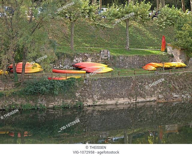 canoes on riverbank Aveyron with reflection, Saint-Antonin-Noble-Val, Midi-Pyrenees, Tarn-et-Garonne, France . - 05/10/2008