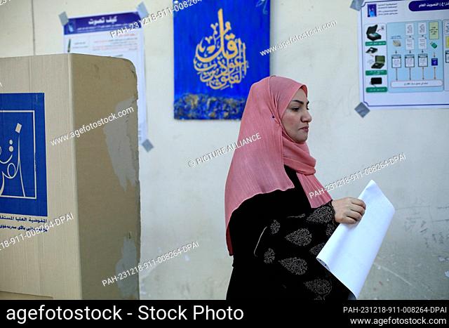 18 December 2023, Iraq, Baghdad: An Iraqi woman casts her vote in the first provincial council elections in a decade at a polling station
