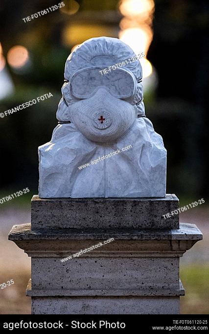The marble bust exposed at the Pincio depicting a person wearing glasses and a mask with a red cross and the words Soldiers against Covid-19 , Rome