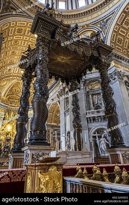 canopy of San Pedro, work of Gian Lorenzo Bernini, papal basilica of Saint Peter, State of the Vatican City, Roma, Lazio, Italia