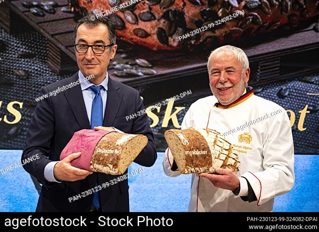 23 January 2023, Berlin: Cem Özdemir (Bündnis 90/Die Grünen, l), Federal Minister of Food and Agriculture, and Michael Wippler