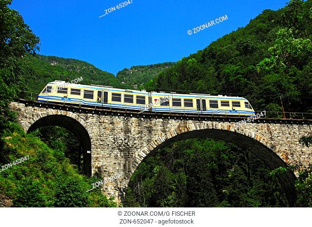Die Centovallibahn überquert ein Viadukt im Centovalli, Tessin, Schweiz / The Centovalli train crosses a viaduct in the Centovalli valley, Ticino, Switzerland