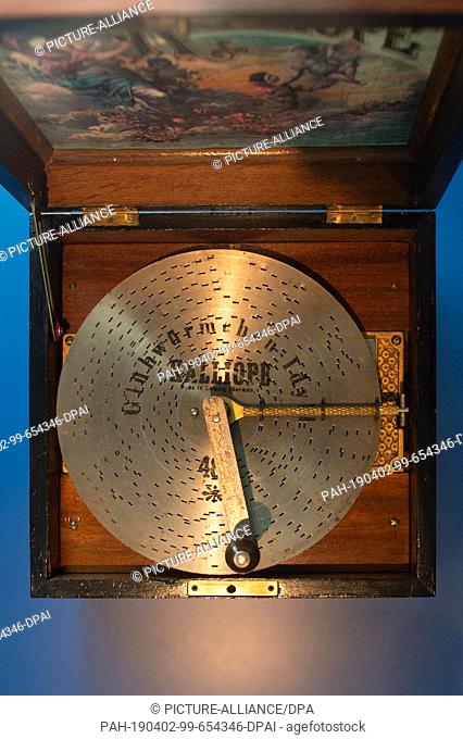 02 April 2019, Saxony-Anhalt, Blankenburg: A perforated plate music box by Kalioppe Musikwerke Leipzig (1900) can be seen in the Musical Instrument Museum in...