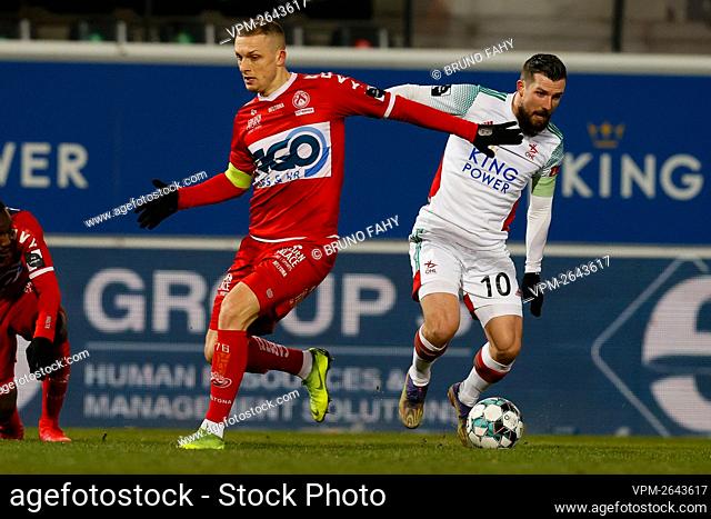 Kortrijk's Timothy Derijck and OHL's Xavier Mercier fight for the ball during a soccer match between OH Leuven and KV Kortrijk