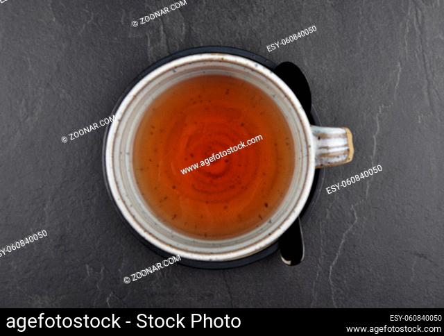 Tasse mit Tee auf Schiefer - Pot with tea on shale
