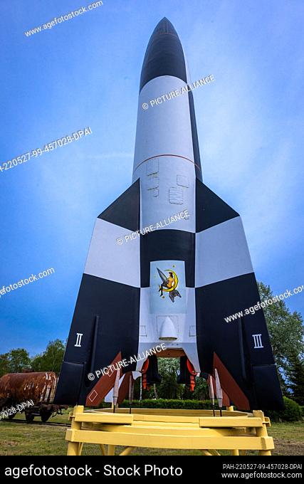 20 May 2022, Mecklenburg-Western Pomerania, Peenemünde: The replica of a V2 rocket stands on the grounds of the Peenemünde Historical-Technical Museum