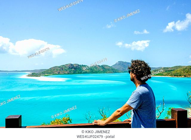 Australia, Queensland, Whitsunday Island, man looking at Whitehaven Beach