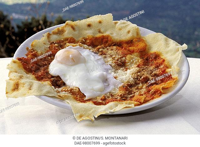 Frattau bread, flat bread made ??from carasau with meat-based sauce, egg and pecorino cheese, Sardinia, Italy