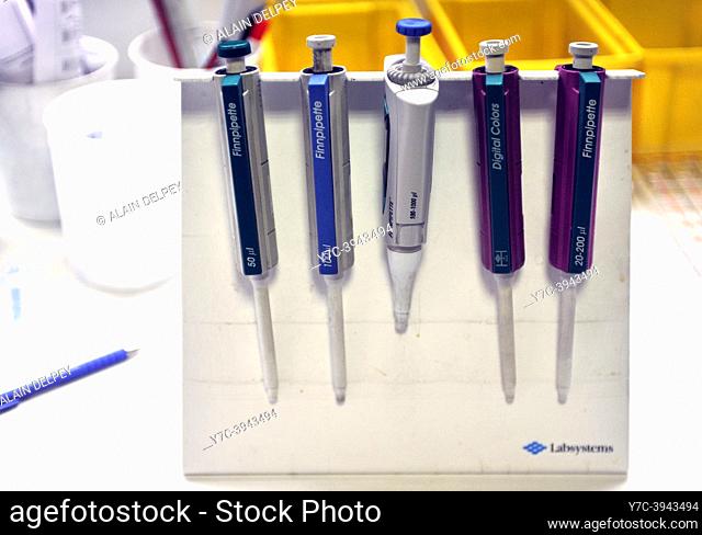 FRANCE, PARIS MICROPIPETTES WITH VARIABLE VOLUME. FRANCE, PARIS MICROPIPETTES A VOLUME VARIABLE