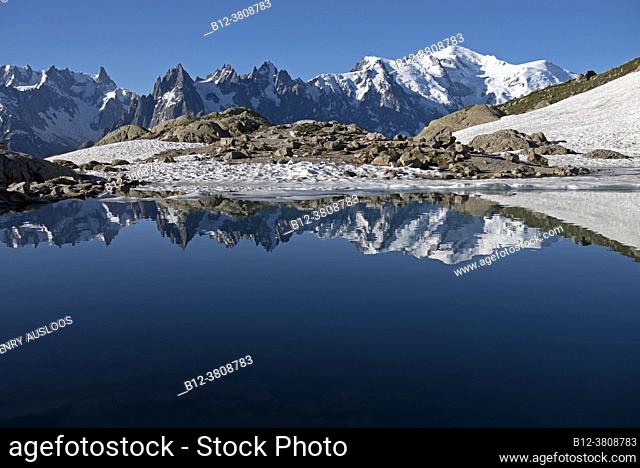 France, Haute-Savoie (74), Alps, Mont Blanc mountain range with Aiguilles de Chamonix, Aiguille du midi (3842m), Mont Blanc du Tacul ( 4248m); Mont Maudit...