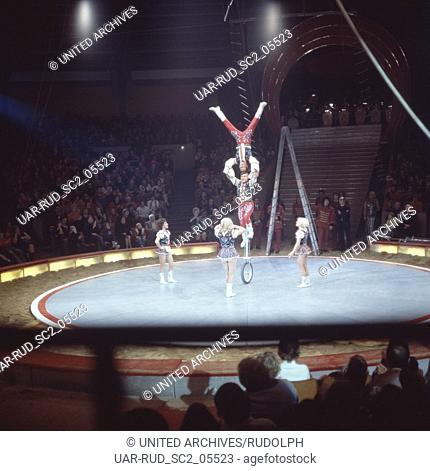Zirkus Krone in München, 1981. Artisten in der Manege. Performance in Circus Krone in Munich, 1981. Circus act. Acrobats in the circus ring