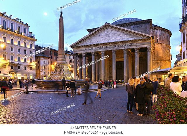 Italy, Lazio, Rome, historical centre listed as World Heritage by UNESCO, Piazza della Rotonda, The Pantheon