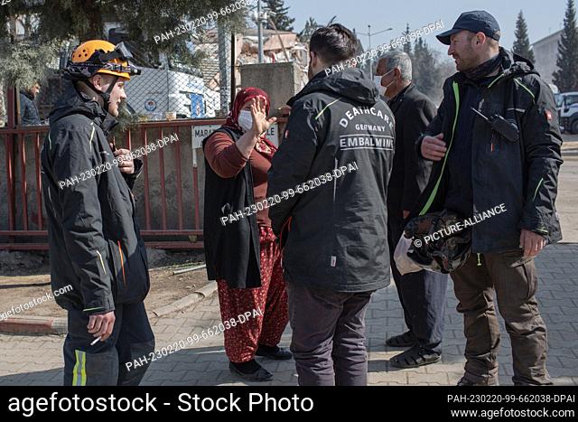 PRODUCTION - 18 February 2023, Turkey, Kharamanmaras: The German team of the volunteer organization ""Deathcare"" talks to a civilian (back