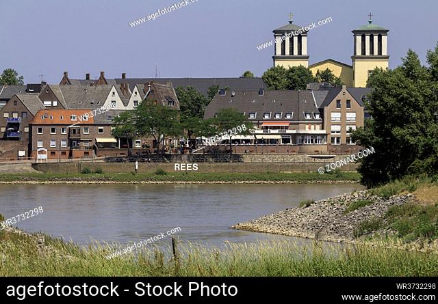 Blick über den Rhein zur Stadtkulisse Rees, Niederrhein, Nordrhein-Westfalen, Deutschland, Europa