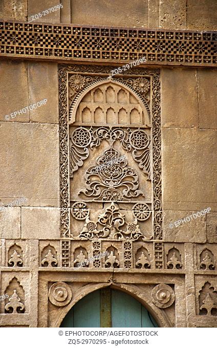 Carving details on the outer wall of the Sidi Sayeed Ki Jaali (Mosque), Built in 1573, Ahmedabad, Gujarat, India