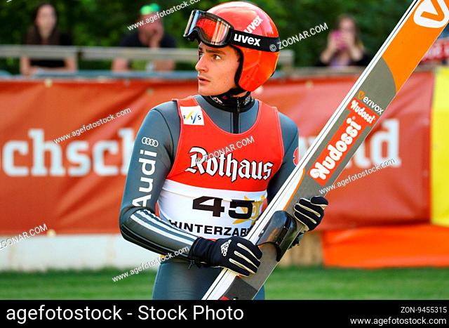 Nachdenklicher Blick zu Schanze: Richard Freitag (SG Nickelhütte Aue) bei der Qualifikation FIS Sommer Grand Prix 2016 Hinterzarten