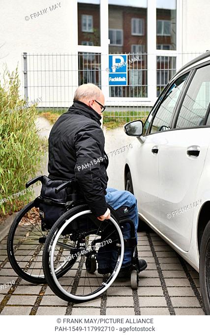 A wheelchair user getting out of his car, Germany, city of Hamburg, 05. March 2019. Photo: Frank May (model released) | usage worldwide