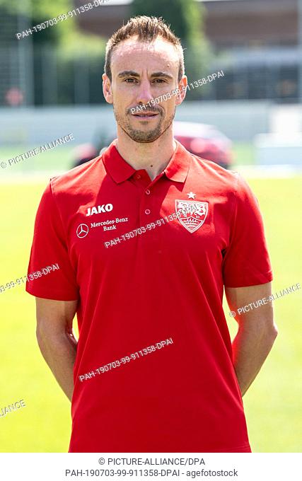 03 July 2019, Baden-Wuerttemberg, Stuttgart: Soccer 2nd Bundesliga: VfB Stuttgart's photo opportunity for the 2019/20 season: Stuttgart's athletics coach...