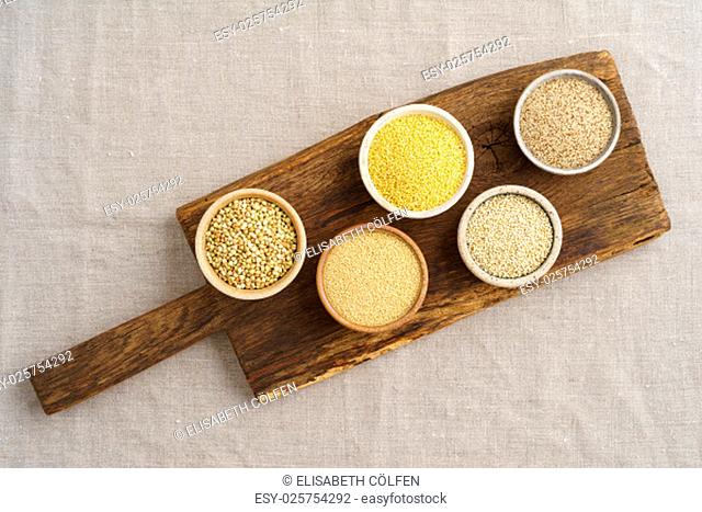 gluten-free grain in small bowls getöpferten