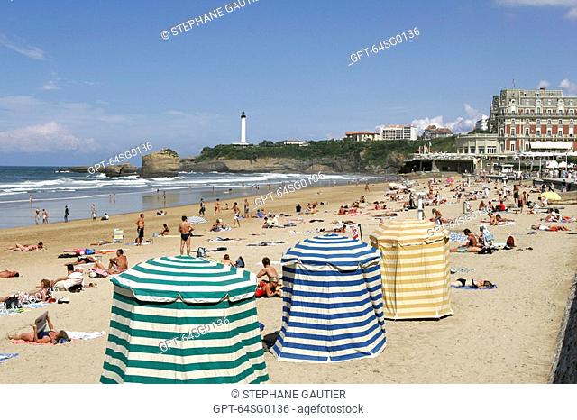 SEA BATHING, SWIMMING, GRANDE PLAGE BEACH AND BIARRITZ LIGHTHOUSE, BASQUE COUNTRY, BASQUE COAST, BIARRITZ, PYRENEES ATLANTIQUES, 64, FRANCE