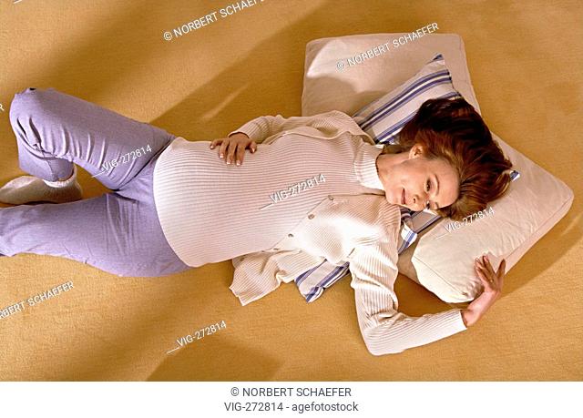 portrait, pregnant woman lies relaxed on the floor l  - DEUTSCHLDEU, 19/06/2006