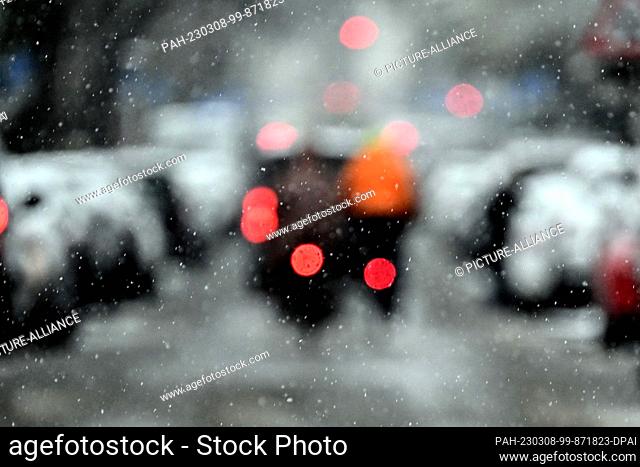 08 March 2023, North Rhine-Westphalia, Cologne: Cyclists ride through the snow. On Wednesday, people in North Rhine-Westphalia can expect changeable and partly...
