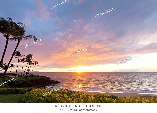 Spectacular sunset at Ulua Beach, Wailea, Maui, Hawaii
