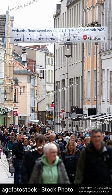 20 May 2023, Mecklenburg-Western Pomerania, Stralsund: There are a lot of people on the shopping street and pedestrian zone Ossenreyer Straße