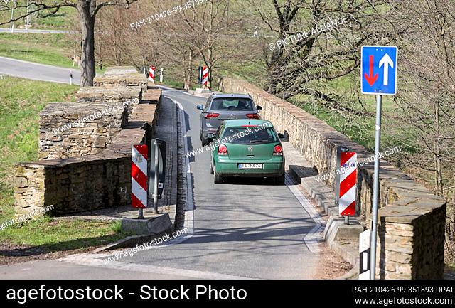 21 April 2021, Saxony, Halsbrücke: The more than 500-year-old Oldfathers' Bridge spans the Freiberg Mulde between Rothenfurth and Halsbrücke