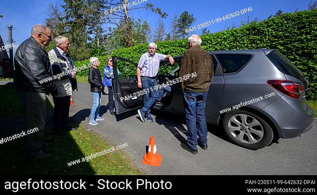 09 May 2023, Lower Saxony, Burgdorf: Training instructor Claus Kunath explains emergency braking during the ""Fit in the Car"" training course offered by...