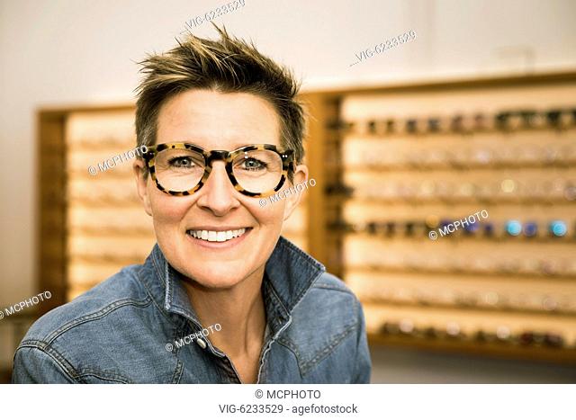 An image of a woman in a eyewear store - 08/03/2017