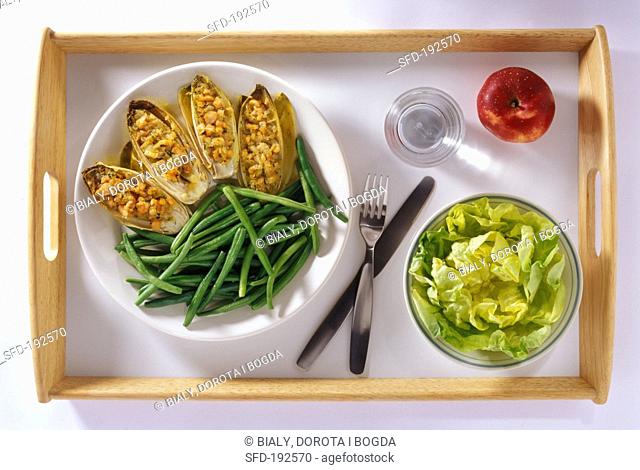 Stuffed chicory with green beans, lettuce and apple