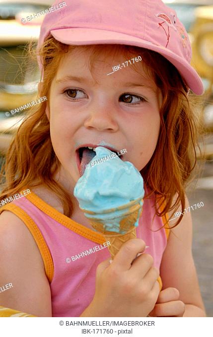 Child eating icecream in the summer
