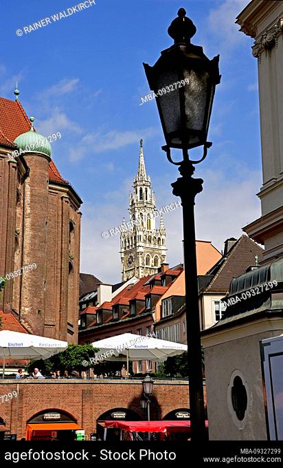 Europe, Germany, Bavaria, Munich, Viktualienmarkt, Petersplatz, Cafe Rischarts, Tower of the Old Town Hall
