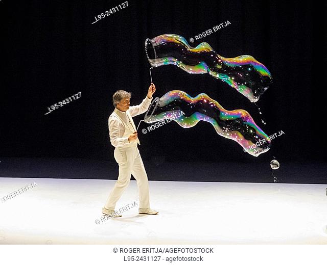 Notorious bubble artist Pep Bou featuring a presentation, Spain