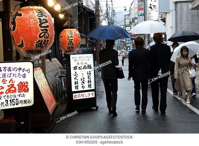 man with umbrella in Gion district, quartier de Gion, Kyoto, Japon Japan