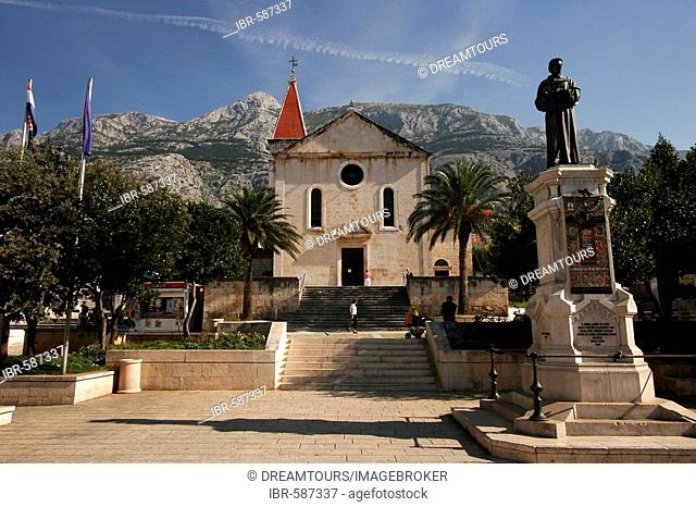 Memorial showing poet Andrija Kacic-Miocic, in the back the Baroque church St Markus, Makarska, Croatia, Europe