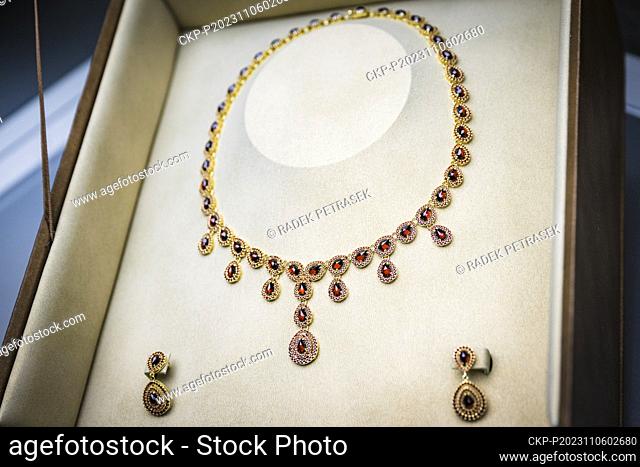 Start of exhibition of luxurious set of garnet jewellery made on occasion of 70th anniversary of company Granat Turnov, to last until Dec 10 in Museum of...