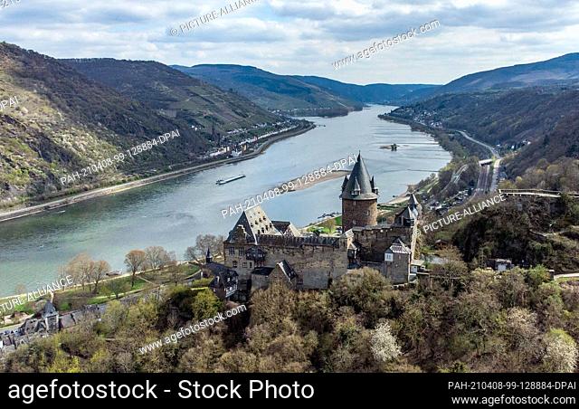 08 April 2021, Rhineland-Palatinate, Bacharach: Passing clouds bathe the vineyards around Stahleck Castle near Bacharach in changeable light