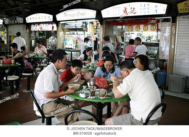 SGP Singapore: Chinatown Maxwell Road Food Centre family have breakfast on a sunday morning. |