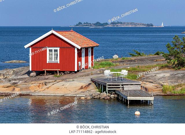 Lonely cabin close the sea on the island of Moeja in Stockholm archipelago, Uppland, Stockholms land, South Sweden, Sweden, Scandinavia, Northern Europe