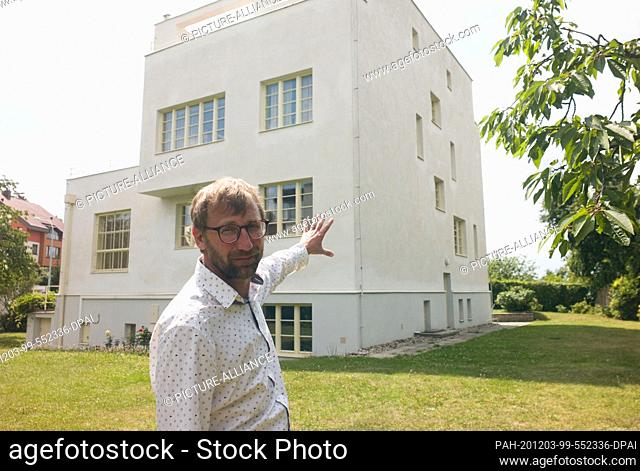 FILED - 23 July 2020, Czech Republic, Prag: David Cysar, the great-grandson of the villa builder Josef Winternitz, points to Villa Winternitz