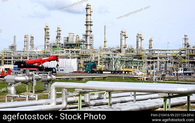 15 April 2021, Saxony-Anhalt, Leuna: At the TOTAL refinery in Leuna, columns and equipment are being scaffolded behind kilometres of pipes