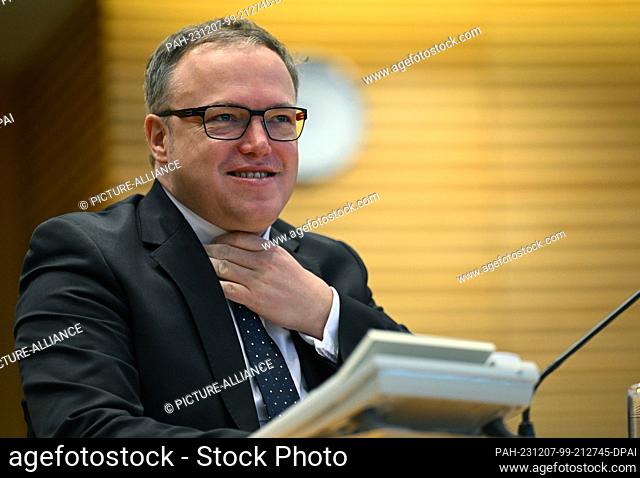 07 December 2023, Thuringia, Erfurt: Mario Voigt, head of Thuringia's CDU parliamentary group, smiles during a session of the Thuringian state parliament