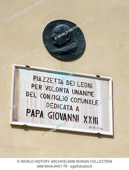 Wall Plaque 2013. Piazzaetta dei leoni per volonta unanime del consiglio comunale dedicata a papa giovanni XXII (Piazzaetta of lions by the will of the city...