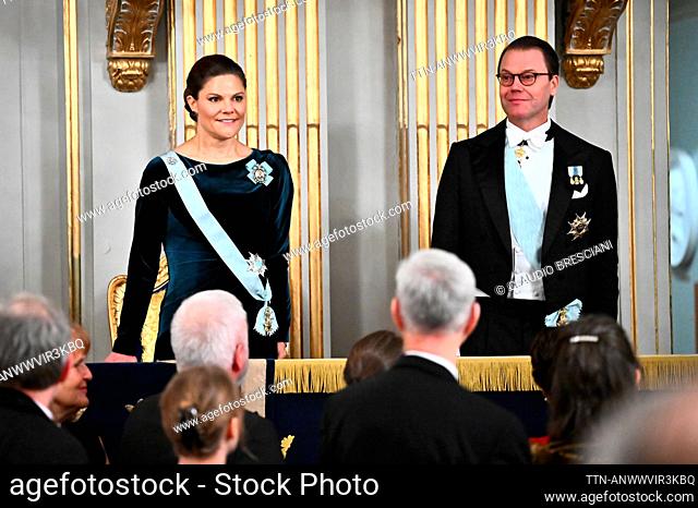 Kronprinsessan Victoria och prins Daniel anländer in till Svenska Akademiens årliga högtidssammankomst i Stora börssalen i Börshuset i Stockholm på onsdagen